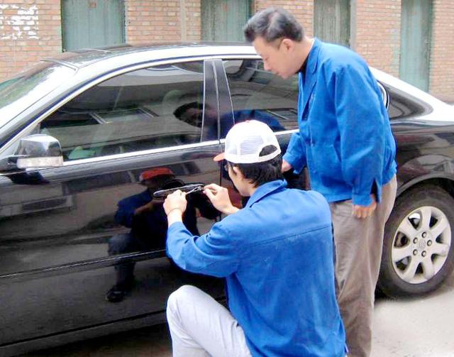兴宁汽车钥匙丢在车里面怎么办?